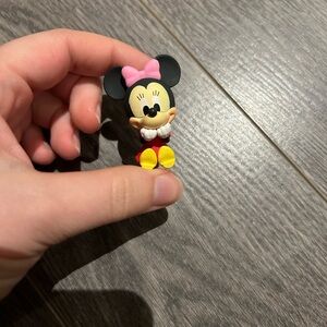 Excited sitting minnie mouse vinyl